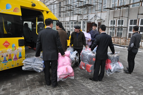 俄罗斯中国和平统一促进会代表们把捐赠物资送上校车