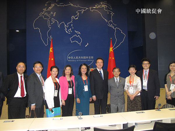 旁听外交部新闻发布会与发言人洪磊合影