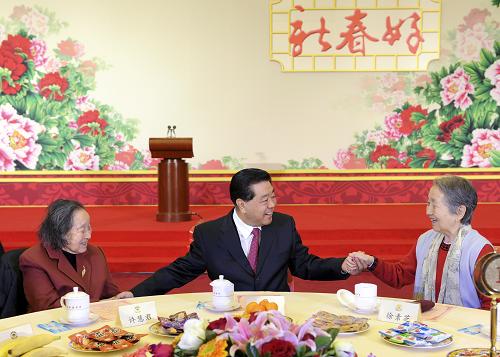 1月28日，全国政协在北京举行春节茶话会，邀请部分已故党外全国政协委员、知名人士夫人欢聚一堂，共迎佳节。全国政协主席贾庆林出席茶话会。新华社记者 张铎 摄