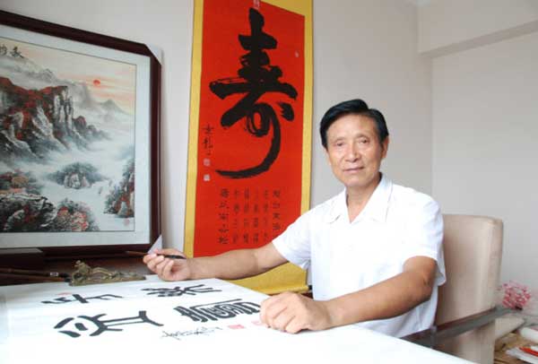 张锦镜的隶书《前后出师表》中,"撇捺重顿"十分突出,而横画波磔运用涩