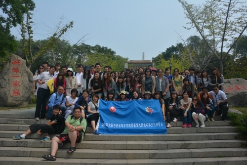 两岸学子在海峡两岸交流基地前合影留念 两岸学子在海峡两岸交流基地前合影留念