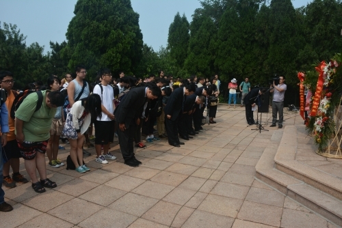 全体人员向忠魂碑三鞠躬致敬 全体人员向忠魂碑三鞠躬致敬