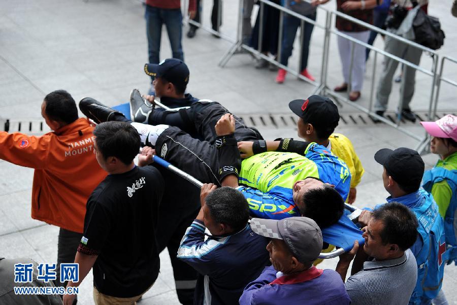 中华台北选手江思翰在天门山“天梯速降赛”中受伤退赛