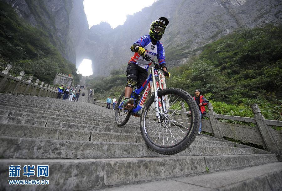 中华台北选手江思翰在天门山“天梯速降赛”中受伤退赛