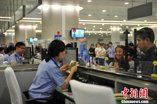通讯：台胞证免签新政首日上海口岸台胞15秒内通关
