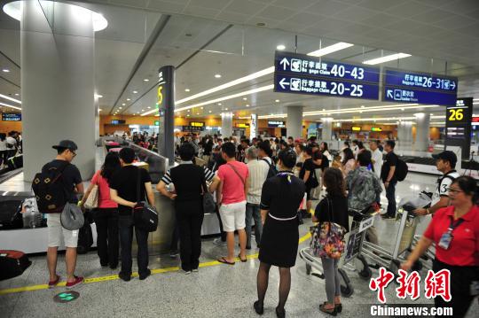 台胞证免签新政首日 上海口岸台胞15秒内迅速通关，前往行李处等候。　杨夏杰 摄