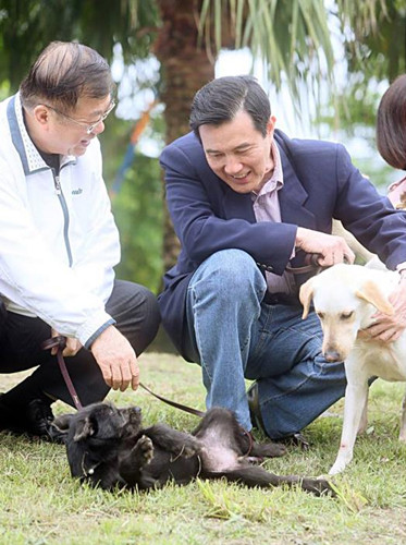 马英九(右)与宠物马小九(图：台湾“中央社”)