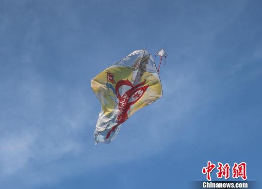 台湾嘉义观音大士爷巨型风筝飞上天 象征两岸和合一家人