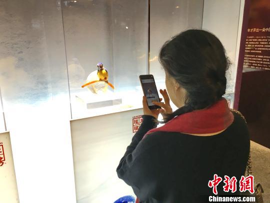 台湾特色琉璃藏品亮相青岛国宝级作品惊艳展出