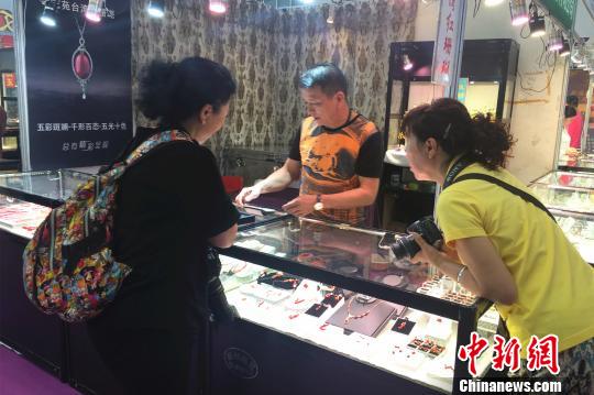图为哈尔滨国际珠宝玉石博览会现场 王琳 摄