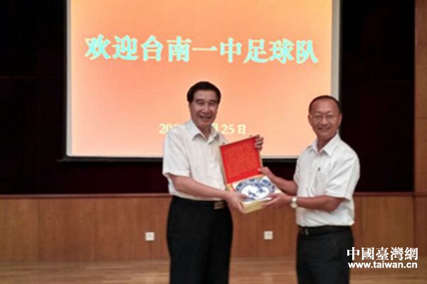 海峡两岸交流座谈会在京举行