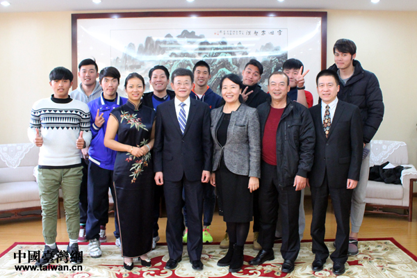 同学们和国务院台办交流局局长黄文涛等人亲切合影。
