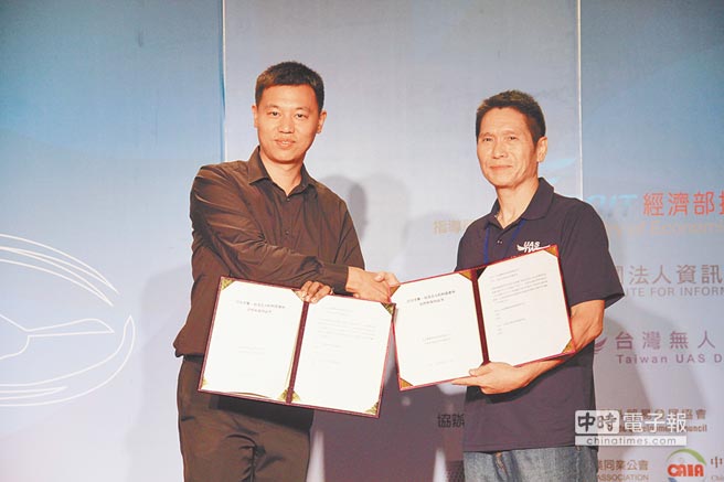 11日，中国3D打印创新培育工程组委会秘书长庞茜元，和台湾无人机应用发展协会理事长冯渤签订合作协议。