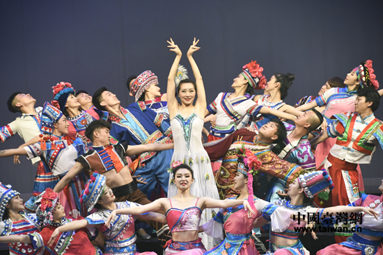 云南民族歌舞艺术团为两岸民众带去独具特色的文艺演出。
