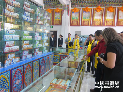 海内外华文媒体记者参观久美藏药公司产品