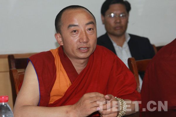 塔尔寺藏医院院长丹贝君尼接受海内外华文媒体采访