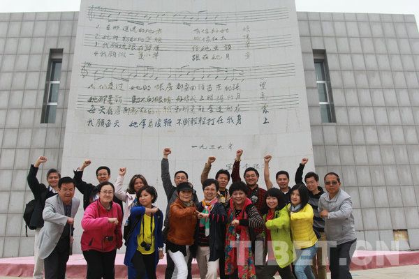 海内外华文媒体采访团一行合影 海内外华文媒体采访团一行合影